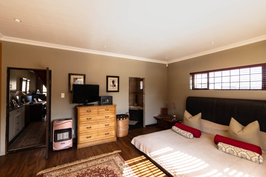6 Bedroom Property for Sale in Sandbaai Western Cape